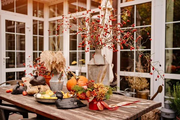 Stůl na dvorku domu zdobené v podzimním stylu. — Stock fotografie