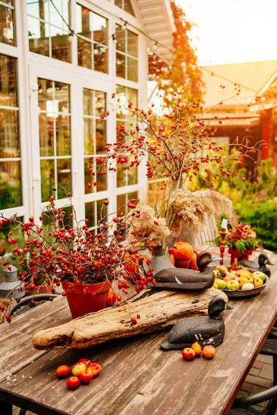 Stůl na dvorku domu zdobené v podzimním stylu. — Stock fotografie