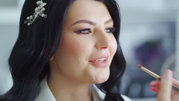 Mooie brunette bruid doen make-up voor de bruiloft. — Stockvideo