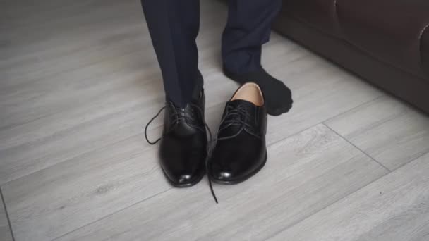 Um homem sapatos sapatos pretos com laço. Moda masculina. estilo de negócio. — Vídeo de Stock