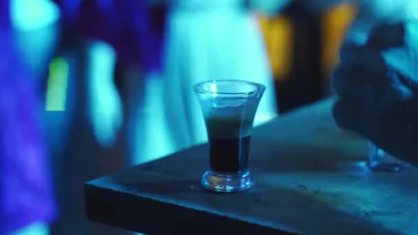 Barmanská show. show s přípravou alkoholických nápojů. natáčení v tmě — Stock video