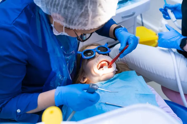 Unge med oral dilatator på tandläkartid. behandling av tänder — Stockfoto