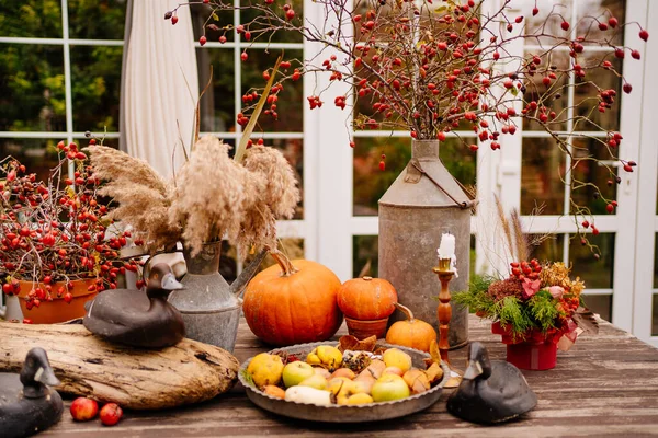 Holztisch im Hinterhof des Hauses, herbstlich dekoriert. — Stockfoto