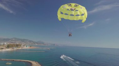 Parasailing aktif bir eğlence türüdür. Paraşütle atlayan kişi havada süzülür..