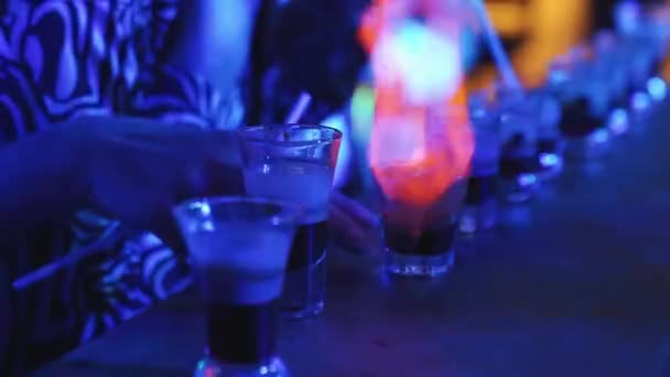 Pokaz barmanów. show z przygotowaniem napojów alkoholowych. strzelanie w ciemności — Wideo stockowe
