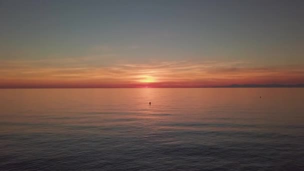 Tournage en vol coucher de soleil sur la mer. ciel du soir sur l'eau. — Video