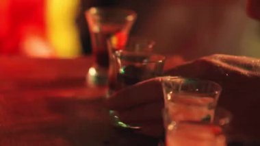 Barmen gösterisi. Alkollü içeceklerin hazırlandığı bir gösteri. Karanlıkta çekim.