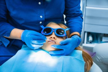 Stomatog kızların dudaklarını kurutmak için bir merhem uyguluyor.. 