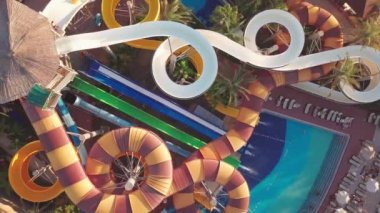 Deniz kıyısında büyük bir su parkı. tatil köyünde eğlence ve dinlenme.