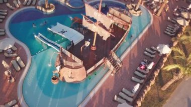 Korsan gemisi şeklinde büyük bir su parkı. eğlence ve dinlenme merkezleri.