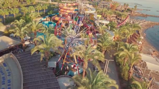 Flug über das Territorium des Hotels am Strand mit Luna-Park. Riesenrad — Stockvideo
