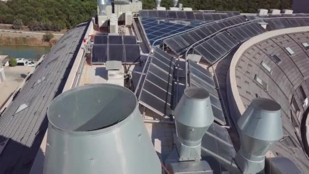 O telhado de um hotel turco com comunicações, painéis solares para aquecimento de água. — Vídeo de Stock