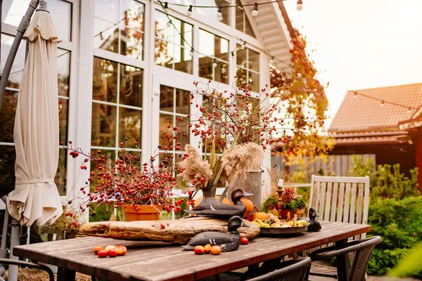 Tisch im Hinterhof des Hauses herbstlich dekoriert. — Stockfoto