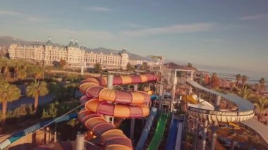 Deniz kıyısında büyük bir su parkı. tatil köyünde eğlence ve dinlenme.