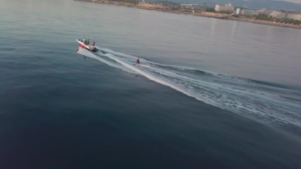 Waterskiën is sport en entertainment, beweging op het water op een ski — Stockvideo