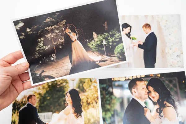 Impresso em fotos de papel da noiva e do noivo. — Fotografia de Stock
