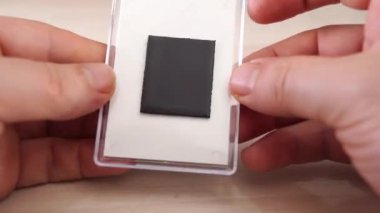 Mıknatısın ellerinde, çiftin fotoğrafı var.. 