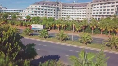 Otel binası ve yüzme havuzlarıyla uçuşta ateş edildi.