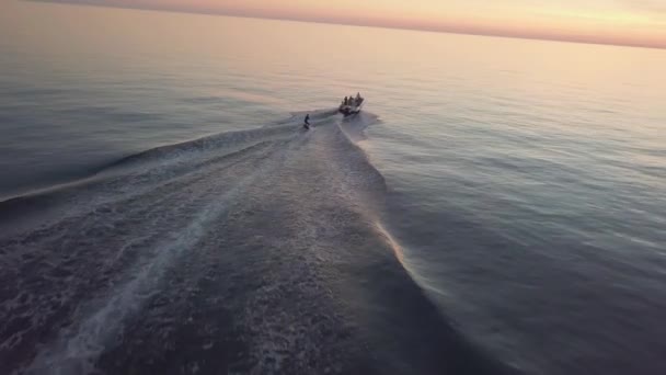 Wasserski ist Sport und Unterhaltung, Bewegung auf dem Wasser auf einem Ski — Stockvideo