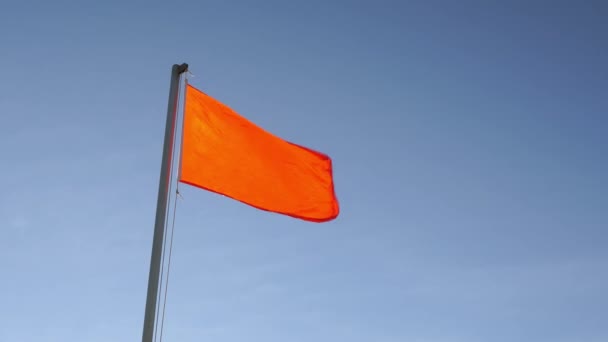 Κόκκινη σημαία σημαίνει πλήρη απαγόρευση κολύμβησης λόγω της καταιγίδας. — Αρχείο Βίντεο