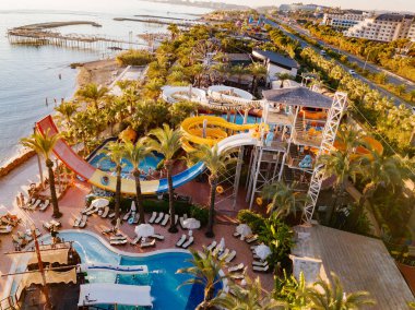 Deniz kıyısında büyük bir su parkı. tatil köyünde eğlence ve dinlenme.