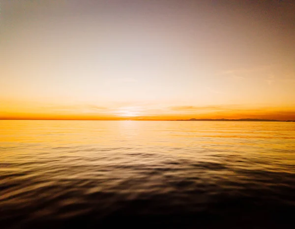 Puesta de sol en el mar. cielo de la tarde sobre el agua. — Foto de Stock