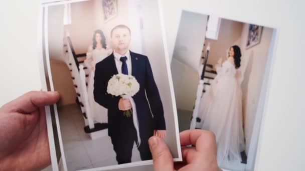 Impreso en papel fotos de la novia y el novio. — Vídeos de Stock