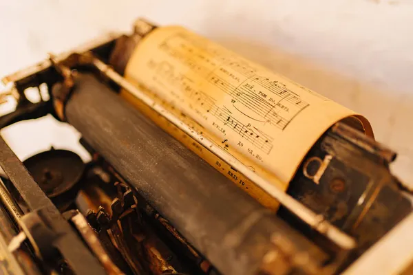 Partituras Em uma velha máquina de escrever na mesa. um presente para o escritor. — Fotografia de Stock