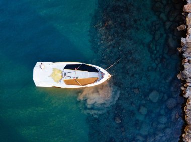 Üst Manzara. Turkuaz deniz suyunun arka planına karşı beyaz tekne. 