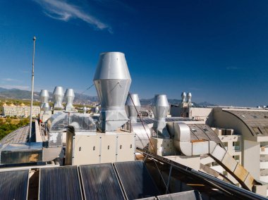 İletişimi olan bir otelin çatısı, ısıtma suyu için güneş panelleri..