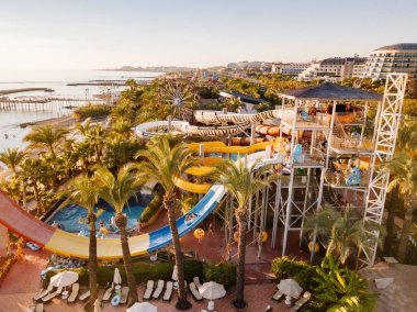 Deniz kıyısında büyük bir su parkı. tatil köyünde eğlence ve dinlenme.