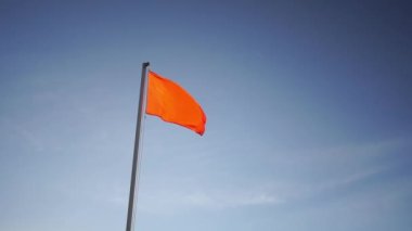 Kırmızı bayrak, fırtına nedeniyle yüzmeyi tamamen yasaklamak anlamına geliyor.