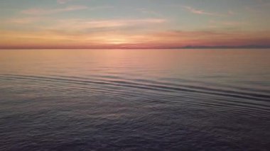 Gün batımında denizde çekim yapmak. Suyun üzerinde akşam gökyüzü.