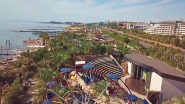 Luna Park 'la plajdaki otelin üzerinden uçacağız. Dönme dolap