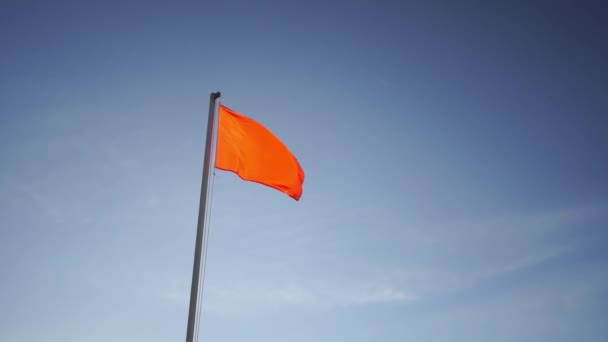 A vörös zászló azt jelenti, hogy a vihar miatt tilos az úszás. — Stock videók