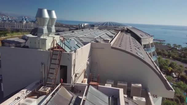 O telhado de um hotel turco com comunicações, painéis solares para aquecimento de água. — Vídeo de Stock