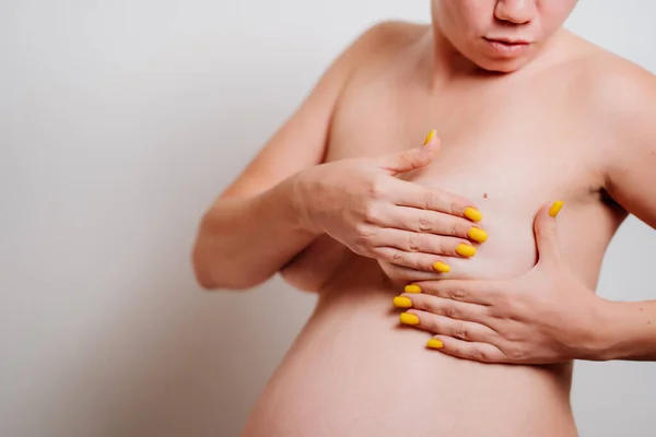 Těhotná žena provádí masáž prsou. samodiagnóza — Stock fotografie