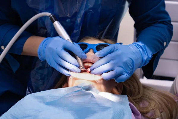 Unge med oral dilatator på tandläkartid. behandling av tänder — Stockfoto