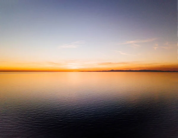 Puesta de sol en el mar. cielo de la tarde sobre el agua. — Foto de Stock