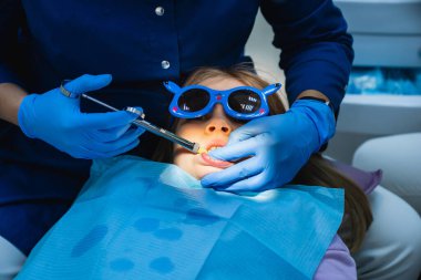 Lokal anestezi, çocuk anestezisinin en yaygın metodudur..