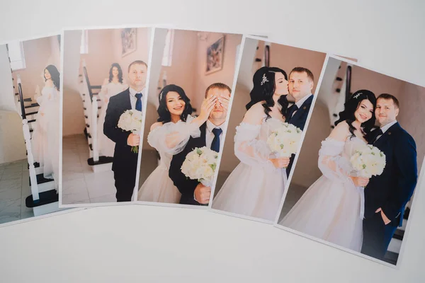 Напечатанные на бумажных фотографиях жениха и невесты. — стоковое фото
