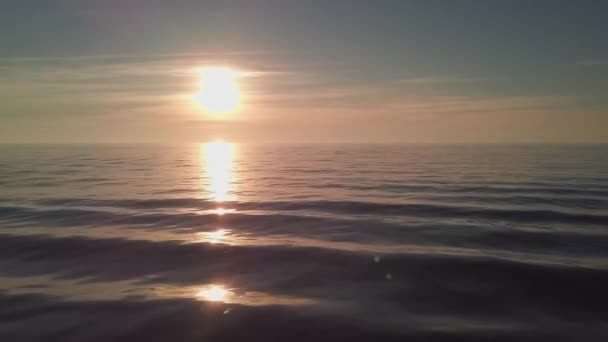 Disparando al atardecer en el mar. cielo de la tarde sobre el agua. — Vídeo de stock