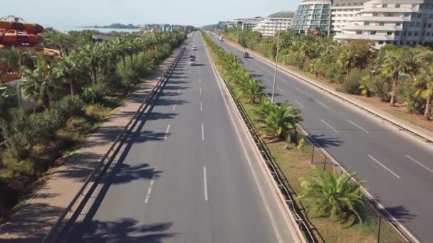 Αυτοκινητόδρομο που χωρίζει το ξενοδοχείο από την ακτή με την παραλία. Antalya, Τουρκία, — Αρχείο Βίντεο