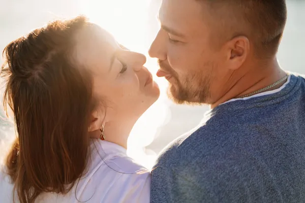 Verliebte Paare amüsieren sich am Strand. Sonneneinstrahlung — Stockfoto