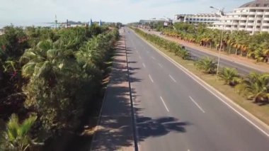 Oteli sahilden sahile ayıran otoban. Antalya, Türkiye, 