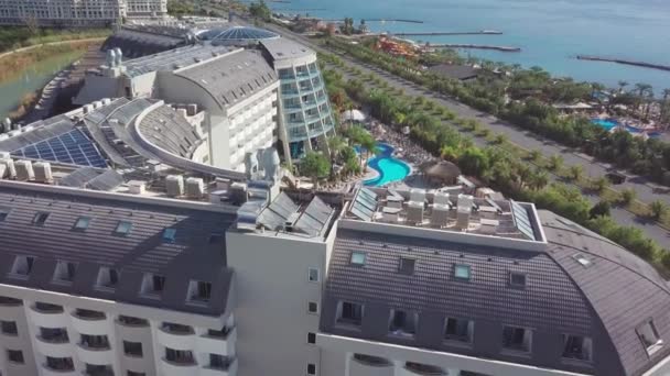 Dach tureckiego hotelu z komunikacją, panele słoneczne do ogrzewania wody. — Wideo stockowe