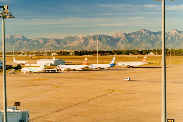 Aeronaves de pasajeros de diferentes aerolíneas en el estacionamiento del aeropuerto — Foto de Stock