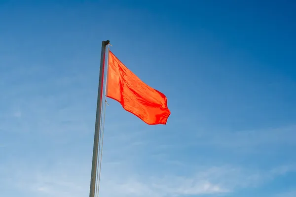 Bandera Roja significa una prohibición total de nadar debido a la tormenta —  Fotos de Stock