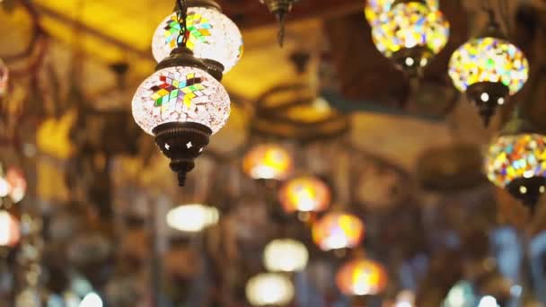 Mozaïek Turkse lantaarns in de avond in een souvenirwinkel. — Stockvideo