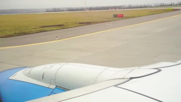Motor a křídlo letadla v letu z okna letadla. — Stock video